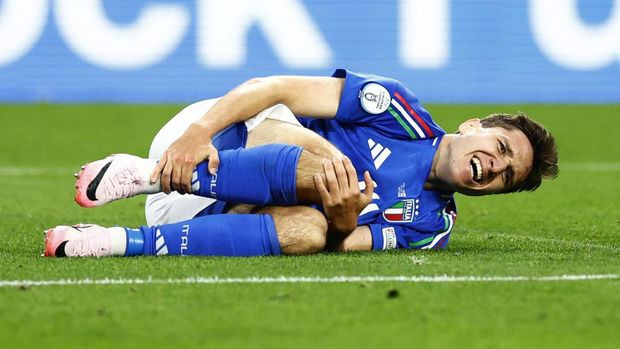 Soccer Football - Euro 2024 - Group B - Italy v Albania - Dortmund BVB Stadion, Dortmund, Germany - June 15, 2024 Italy's Federico Chiesa reacts after sustaining an injury REUTERS/Leon Kuegeler