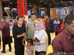 Jokowi Ajak Cucu Main ke Mal Solo Baru, Ngobrol dengan Bupati Sukoharjo