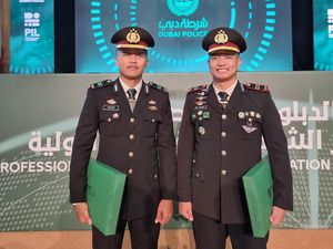 Kapolri Beri Pin Emas ke 2 Anggota Berprestasi di Rochester Institute Dubai Kapolri Beri Pin Emas ke 2 Anggota Berprestasi di Rochester Institute Dubai