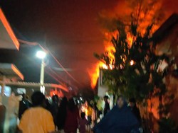 Kebakaran di Jalan Muhajrin Makassar di Malam Lebaran, Damkar Kerahkan Armada