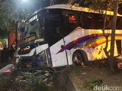 Bus Dali Prima Seruduk Grand Livina Muat Sekeluarga di Lamongan