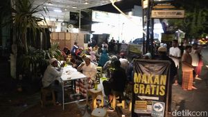 Suasana Makan Gratis di Masjid Konsulat Pemuda Surabaya