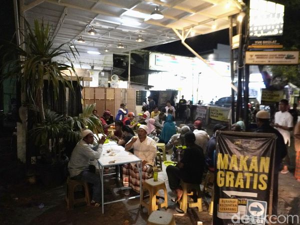 Suasana Makan Gratis di Masjid Konsulat Pemuda Surabaya