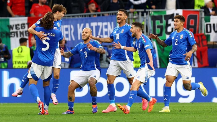Soccer Football - Euro 2024 - Group B - Italy v Albania - Dortmund BVB Stadion, Dortmund, Germany - June 15, 2024  Italys Nicolo Barella celebrates scoring their second goal with teammates REUTERS/Bernadett Szabo