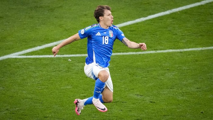 Italys Nicolo Barella celebrates after scoring his sides second goal during a Group B match between Italy and Albania at the Euro 2024 soccer tournament in Dortmund, Germany, Saturday, June 15, 2024. (AP Photo/Andreea Alexandru)
