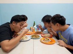 Cicip Nasi Telor Pontianak, Orang Jepang Ini Kaget Harganya Murah