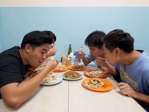 Cicip Nasi Telor Pontianak, Orang Jepang Ini Kaget Harganya Murah Cicip Nasi Telor Pontianak, Orang Jepang Ini Kaget Harganya Murah