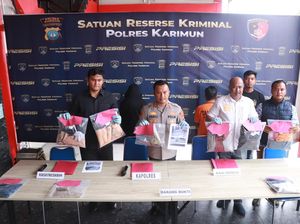 Ortu Bayi Perempuan yang Dibuang di Teras Rumah Warga Karimun Ditangkap Ortu Bayi Perempuan yang Dibuang di Teras Rumah Warga Karimun Ditangkap