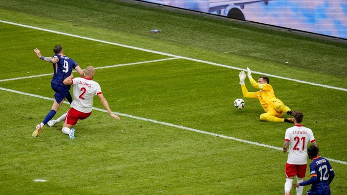 Wout Weghorst of the Netherlands, left, scores his sides second goal with his team mates during a Group D match between Poland and the Netherlands at the Euro 2024 soccer tournament in Hamburg, Germany, Sunday, June 16, 2024. (AP Photo/Petr Josek)
