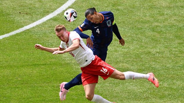 Soccer Football - Euro 2024 - Group D - Poland v Netherlands - Hamburg Volksparkstadion, Hamburg, Germany - June 16, 2024 Netherlands' Virgil van Dijk in action with Poland's Adam Buksa REUTERS/Carmen Jaspersen