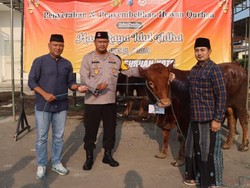 Polisi Sumbang Puluhan Hewan Kurban ke Ponpes di Kota Pasuruan
