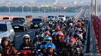 Potret Lalu Lintas di Jembatan Suramadu saat Mudik Idul Adha 2024