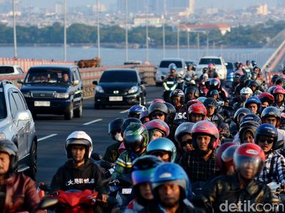 Potret Lalu Lintas di Jembatan Suramadu saat Mudik Idul Adha 2024