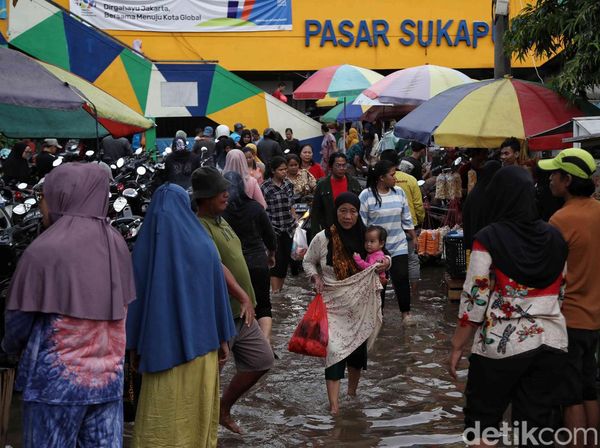 Potret Warga Belanja di Pasar Sukapura yang Terendam Banjir