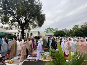 Suasana Khusyuk Salat Idul Adha di Masjid Al-Azhar Jaksel Suasana Khusyuk Salat Idul Adha di Masjid Al-Azhar Jaksel