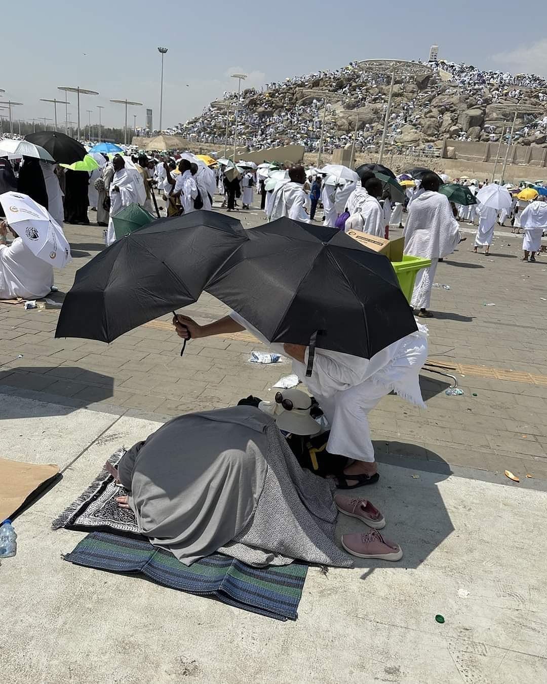 Sikap manis suami saat istri salat di Jabal Rahmah viral
