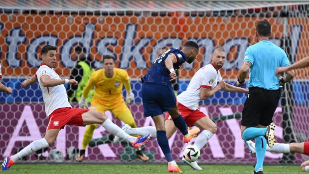 Soccer Football - Euro 2024 - Group D - Poland v Netherlands - Hamburg Volksparkstadion, Hamburg, Germany - June 16, 2024 Netherlands' Cody Gakpo scores their first goal REUTERS/Annegret Hilse