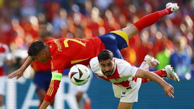 Soccer Football - Euro 2024 - Group B - Spain v Croatia - Berlin Olympiastadion, Berlin, Germany - June 15, 2024 Croatia's Josip Sutalo in action with Spain's Alvaro Morata REUTERS/Lisi Niesner