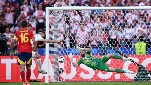 Soccer Football - Euro 2024 - Group B - Spain v Croatia - Berlin Olympiastadion, Berlin, Germany - June 15, 2024 Croatia's Bruno Petkovic has his shot saved from the penalty spot by Spain's Unai Simon REUTERS/Annegret Hilse