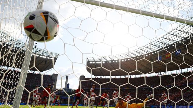 Soccer Football - Euro 2024 - Group B - Spain v Croatia - Berlin Olympiastadion, Berlin, Germany - June 15, 2024 Spain's Fabian Ruiz scores their second goal past Croatia's Dominik Livakovic REUTERS/Lisi Niesner