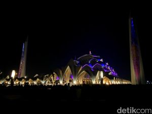 Utang yang Harus Dibayar di Balik Kemegahan Masjid Raya Al Jabbar Utang yang Harus Dibayar di Balik Kemegahan Masjid Raya Al Jabbar