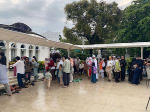 Jemaah Mulai Datangi Masjid Al-Azhar Jaksel untuk Salat Idul Adha Jemaah Mulai Datangi Masjid Al-Azhar Jaksel untuk Salat Idul Adha
