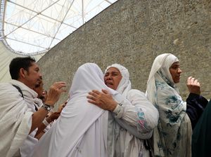 Tangis Haru Jemaah Haji Saat Lempar Jumrah