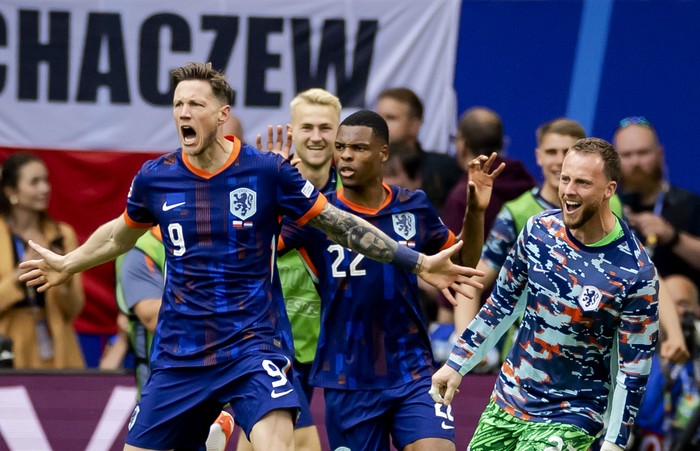HAMBURG - Wout Weghorst of Holland celebrates with his team the 1-2 against Poland during the UEFA EURO 2024 group D match between Poland and the Netherlands at the Volksparkstadion on June 16, 2024 in Hamburg, Germany. ANP KOEN VAN WEEL (Photo by ANP via Getty Images)