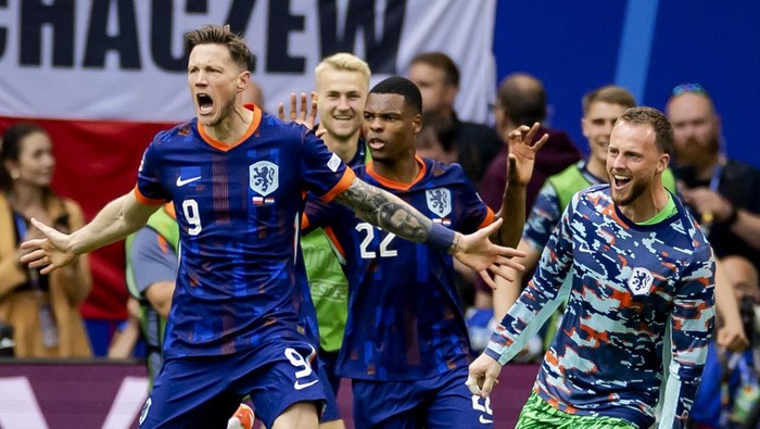 HAMBURG - Wout Weghorst of Holland celebrates with his team the 1-2 against Poland during the UEFA EURO 2024 group D match between Poland and the Netherlands at the Volksparkstadion on June 16, 2024 in Hamburg, Germany. ANP KOEN VAN WEEL (Photo by ANP via Getty Images)