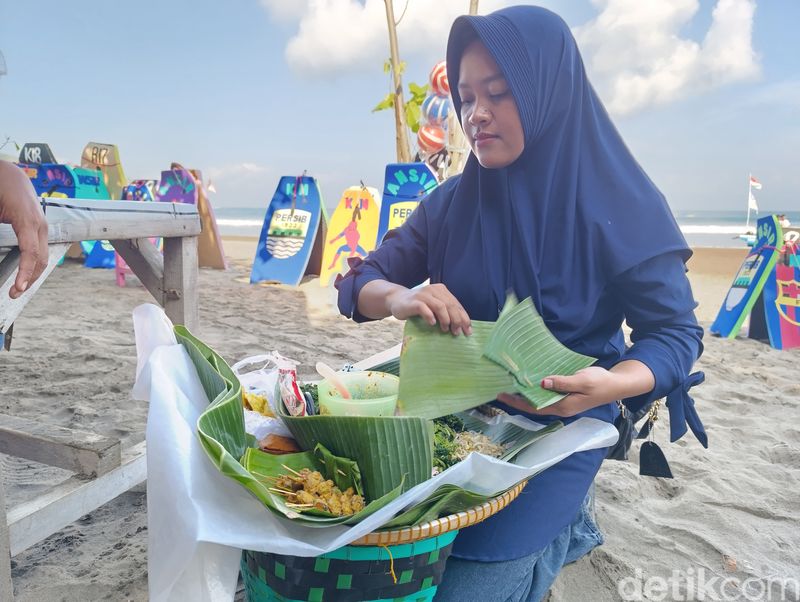 Yani Penjual sate toe di Pangandaran