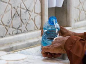 Khasiat Luar Biasa Air Zamzam dan Tata Cara Meminumnya Khasiat Luar Biasa Air Zamzam dan Tata Cara Meminumnya