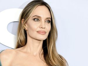 Momen Haru Angelina Jolie Dapat Standing Ovation di Venice Film Festival Momen Haru Angelina Jolie Dapat Standing Ovation di Venice Film Festival