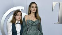 Foto: Angelina Jolie & Anak Matching di Red Carpet Pasca Hapus Nama Brad Pitt