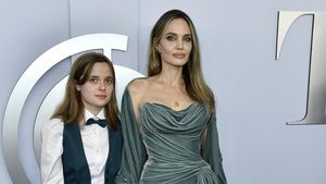 Foto: Angelina Jolie & Anak Matching di Red Carpet Pasca Hapus Nama Brad Pitt