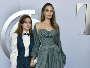 Foto: Angelina Jolie & Anak Matching di Red Carpet Pasca Hapus Nama Brad Pitt Foto: Angelina Jolie & Anak Matching di Red Carpet Pasca Hapus Nama Brad Pitt