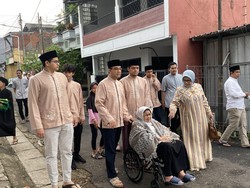 Anies Salat Idul Adha Bareng Keluarga di Masjid Babul Khoirot Jaksel