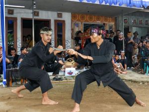 Atraksi Pencak Sumping Mondoluko Rayakan Idul Adha