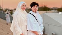8 Gaya Artis Indonesia yang Naik Haji 2024 Bareng Pasangan