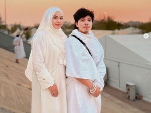 8 Gaya Artis Indonesia yang Naik Haji 2024 Bareng Pasangan 8 Gaya Artis Indonesia yang Naik Haji 2024 Bareng Pasangan