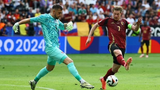 Soccer Football - Euro 2024 - Group E - Belgium v Slovakia - Frankfurt Arena, Frankfurt, Germany - June 17, 2024 Slovakia's Martin Dubravka in action with Belgium's Kevin De Bruyne REUTERS/Kai Pfaffenbach