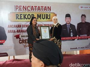 Bupati Eistianah Terima 2 Rekor MURI Sekaligus dalam Tradisi Grebeg Besar Bupati Eistianah Terima 2 Rekor MURI Sekaligus dalam Tradisi Grebeg Besar