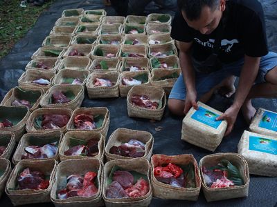 Bye Plastik! Ada Bungkus Daging Kurban Ramah Lingkungan dari Bambu