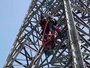 Damkar Gagalkan Percobaan Bunuh Diri Pria di Menara Sutet Bekasi