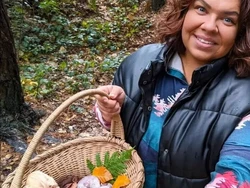 Demi Berhemat, Ibu Ini Makan Tumbuhan Liar hingga Jamur Beracun