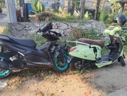 Brak! Motor Matik Vs Motor Listrik Tabrakan di Jalan Parangtritis