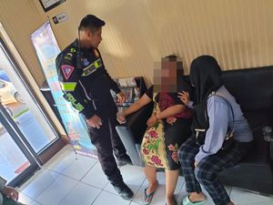 Tangis Ibu Muda yang Hendak Loncat dari Jembatan Kediri Sambil Gendong Anak Tangis Ibu Muda yang Hendak Loncat dari Jembatan Kediri Sambil Gendong Anak