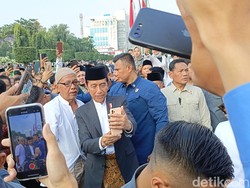 Paspampres Minta Warga Antre Jika Ingin Foto dengan Jokowi: Tak Perlu Ngotot