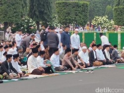 Kala Jokowi Jadi Sasaran Swafoto Warga Seusai Salat Idul Adha di Semarang