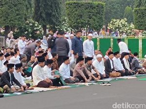 Kala Jokowi Jadi Sasaran Swafoto Warga Seusai Salat Idul Adha di Semarang Kala Jokowi Jadi Sasaran Swafoto Warga Seusai Salat Idul Adha di Semarang