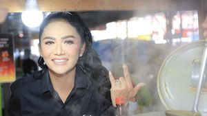 Begini Gaya  Kris Dayanti saat Blusukan di Pasar dan Makan Soto